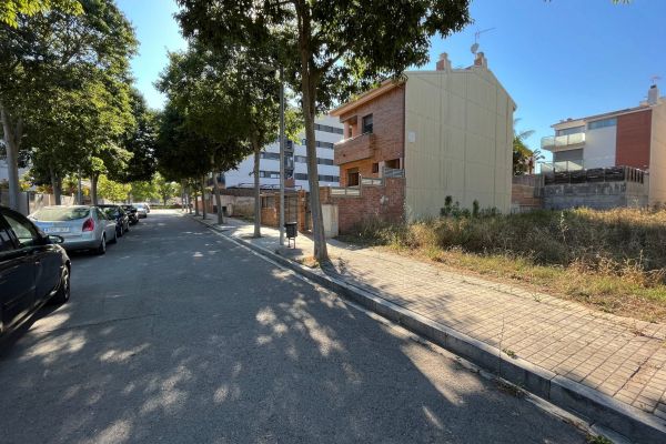 Solar en venda | Carrer Montserrat Roig | Llars.net | Vilanova i la Geltrú